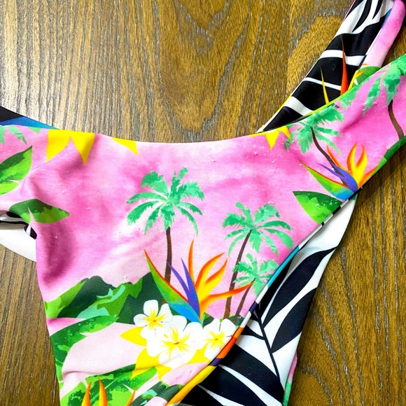 SOLD OUT- Worn Moana bikini reversible set. Size Small - Picture 5 of 5